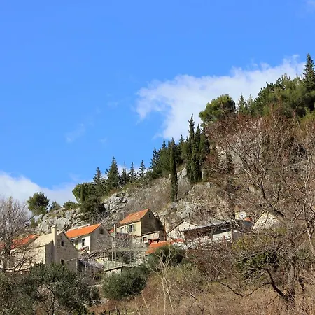 Apartment Apartments With Parking Space Podaspilje - Omis - 11708