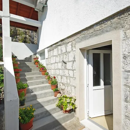 Apartments With Parking Space Podaspilje - Omis - 11708